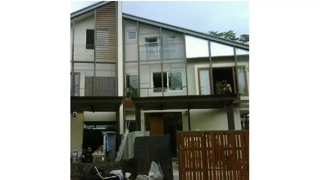 Begini potret tampak depan rumah Nadya Hutagalung saat direnovasi.