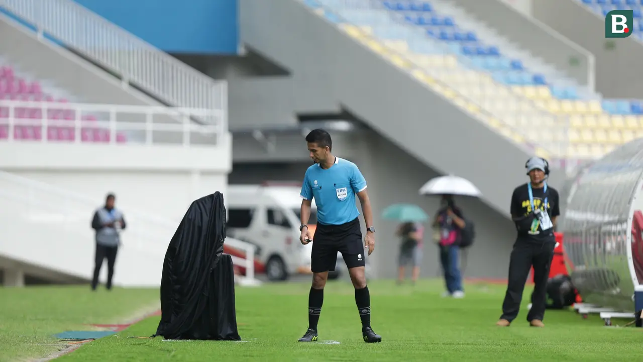 Wasit Thoriq Alkatiri mengecek VAR.