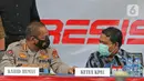 Kabid Humas Polda Metro Jaya Kombes Pol Yusri Yunus berbincang dengan  Ketua Komisi Perlindungan Anak (KPAI) Susanto saat  gelar kasus prostitusi dan eksploitasi anak di Ditreskrimum Polda Metro Jaya, Jakarta, Jumat (19/03/2021). (Liputan6.com/Herman Zakharia)