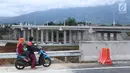 Warga menggunakan motor melihat jalan tol Ciawi-Cigombong, Kab Bogor, Jabar, usai diresmikan, Sabtu (1/12). Tol Ciawi-Sukabumi memiliki total panjang 54 Km dibagi menjadi empat seksi, antara lain Seksi I Ciawi-Cigombong. (Liputan6.com/Helmi Fithriansyah)