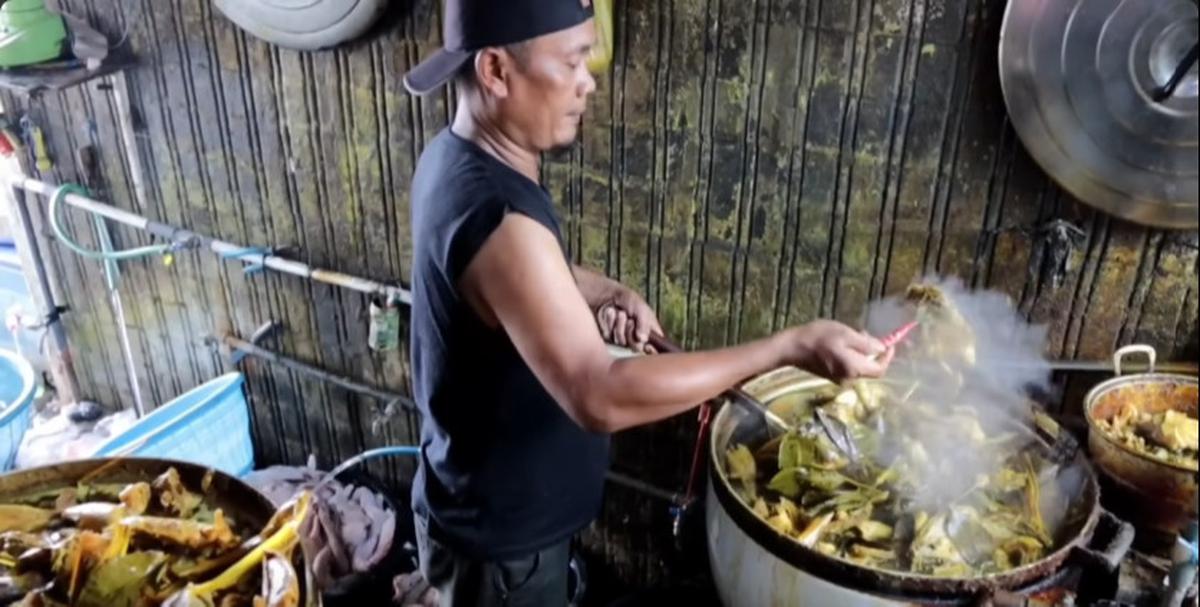 Pria Ini Sukses Jualan Ayam Kampung Goreng dalam Sehari Habiskan 400 Ekor dan Omzet Rp70 Juta