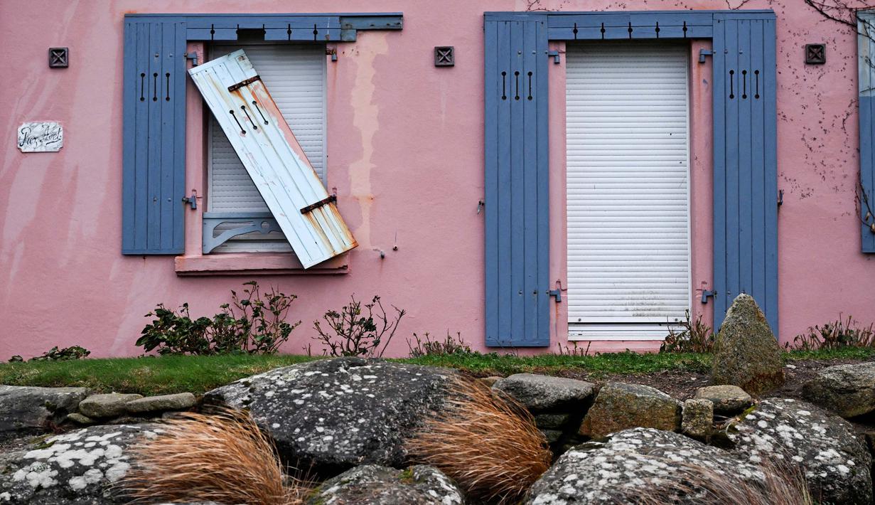 Kerusakan juga terjadi pada jendela-jendela rumah di Porspoder, Prancis barat, pada tanggal 2 November 2023, saat badai Ciaran menghantam wilayah tersebut. (DAMIEN MEYER/AFP)