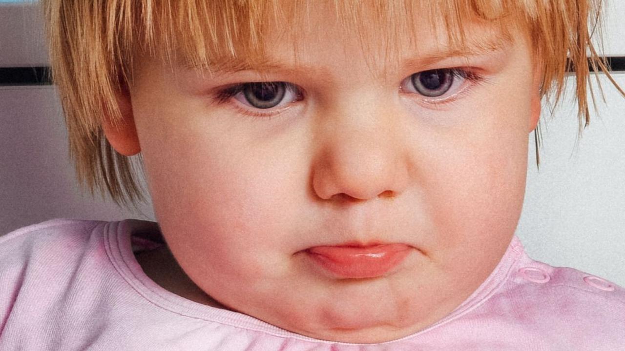 Memperkenalkan makanan bergizi seimbang, memberikan waktu bermain dan aktivitas fisik yang cukup, serta memberikan contoh perilaku sehat kepada anak dapat membantu menjaga berat badan bayi tetap sehat dan mencegah risiko obesitas.