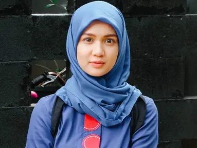 Wanita yang dulu dikenal dengan nama Dea Imut ini memang punya gaya penampilan yang fashionable. Di beberapa momen, Dea Annisa tampil anggun dan memesona dalam balutan hijab. Kali ini mengenakan hijab berwarna biru yang senada dengan pakaiannya. (Liputan6.com/IG/deaaannisa)