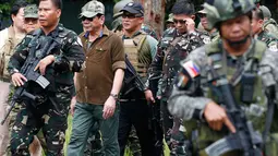 Presiden Filipina, Rodrigo Duterte saat tiba untuk mengumumkan pembebasan Kota Marawi di Filipina (17/10). Sebelumnya Kota Marawi berada di bawah kendali kelompok militan Maute pada akhir Mei. (AP Photo/Bullit Marquez)