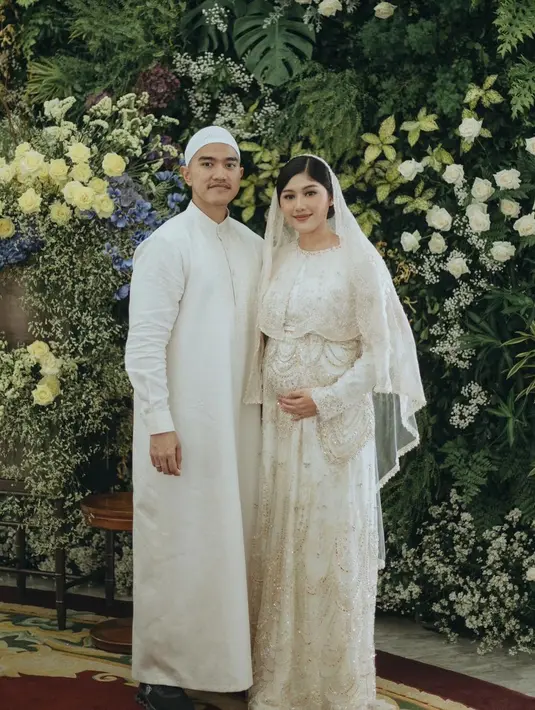 Outfit Erina Gudono ini dipenuhi payet yang membuatnya tampil lebih mewah. [Foto: Instagram/erinagudono]