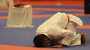 Karateka Indonesia, Ahmad Zigi Zaresta sujud syukur usai menjadi juara nomor Kata Junior pada Kejuaraan Dunia Karate Junior, Cadet dan U-21 di ICE, BSD, Tangerang, Kamis (12/11/2015). (Bola.com/Vitalis Yogi Trisna)