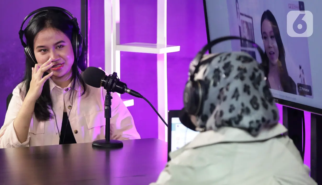 Mayang saat tampil dalam acara Podcast di studio Liputan6.com, Jakarta, Rabu (19/1/2022). Dalam acara bincang ringan tersebut, adik dari mendiang Vannesa Angel tersebut banyak bercerita seputar kehidupan dan karier. (Liputan6.com/Helmi Fithriansyah)