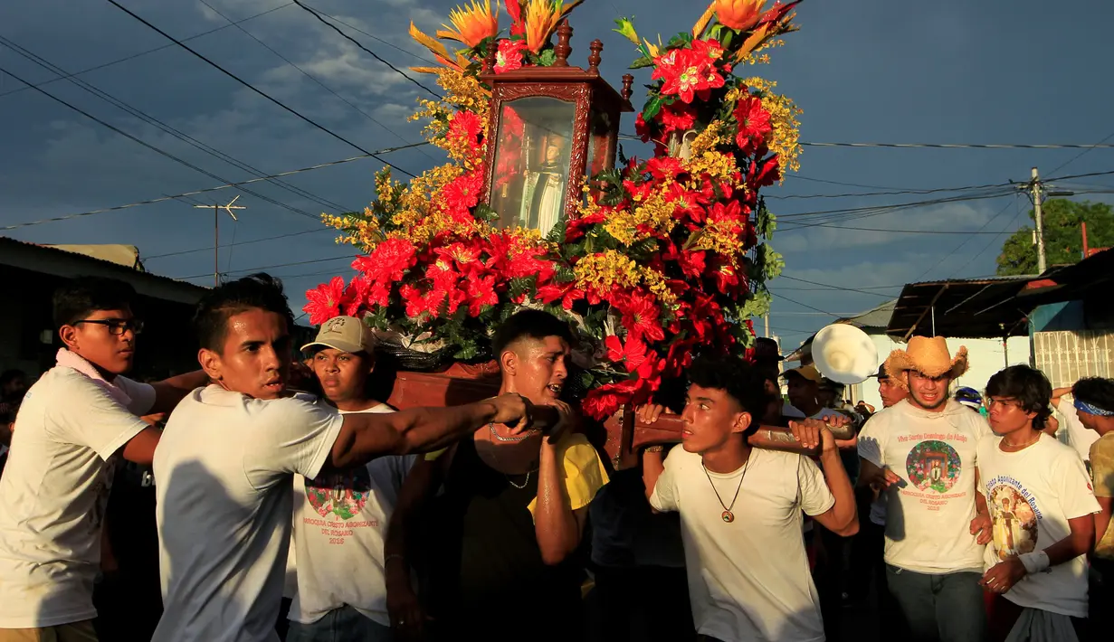 Patung dari Santo Domingo diarak oleh warga untuk perayaan menghormati santo pelindung Managua, Santo Domingo de Guzman Managua , Nikaragua, (9/8).Warga akan saling berbagi makanan selama perayaan ini. (REUTERS / Oswaldo Rivas)