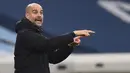 Manajer tim Manchester City, Pep Guardiola memberi instruksi kepada pemainnya dalam laga babak ke-3 Piala FA 2020/21 melawan Birmingham City di Etihad Stadium, Minggu (10/1/2021). Manchester City menang 3-0 atas Birmingham City. (AFP/Oli Scarff/Pool)