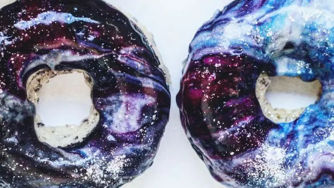 Mencicipi Manisnya 'Galaksi' dalam Satu Gigit Donat