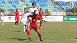 Bek Timnas Indonesia U-19, Nur Hidayat, berusaha mengontrol bola dari rebutan pemain Thailand U-19 pada laga Piala AFF U-18 di Stadion Thuwanna, Yangon, Jumat (15/9). Thailand menang adu penalti 3-2. (Liputan6.com/Yoppy Renato)