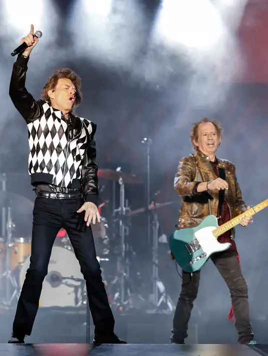 Penampilan Mick Jagger (kiri) dan Keith Richards saat konser Rolling Stones dalam tur 'No Filter' di Soldier Field, Chicago, Amerika Serikat, Jumat (21/6/2019). Rolling Stones membuka konser dengan hits klasik 'Street Fighting Man'. (Kamil Krzaczynski/AFP)