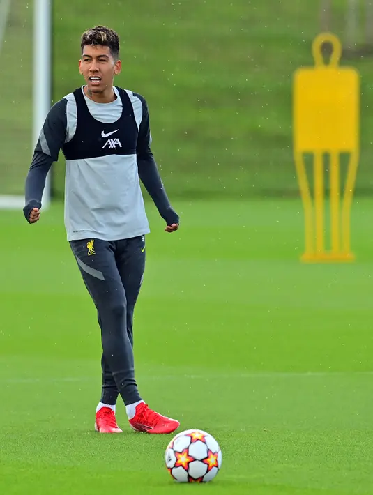 Penyerang Liverpool asal Brasil Roberto Firmino mengambil bagian dalam sesi latihan di pusat pelatihan Axa di Kirkby, Liverpool, Inggris (27/9/2021). Liverpool akan bertanding melawan Porto pada grup B Liga Champions di Estadio do Dragao. (AFP/Paul Ellis)