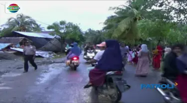 Sejumlah kios dan beberapa gudang garam milik warga dan tiang listrik ikut roboh.