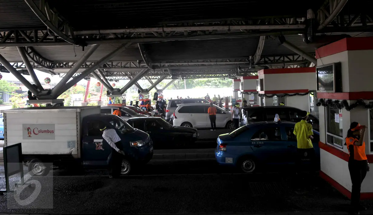 Sejumlah mobil mengantre di pintu Utama untuk memasuki Taman Impian Jaya Ancol, Jakarta, Kamis (31/12). Malam pergantian tahun nanti rencananya akan dimeriahkan pesta kembang api dan konser grupband Noah dan Wali. (Liputan6.com/Gempur M Surya)