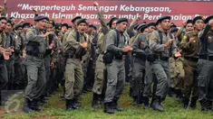 Anggota Banser NU meneriakkan yel yel jelang mengikuti Apel Kebangsaan di Perkemahan Ragunan, Jakarta, Selasa (18/4). Apel Kebangsaan dan Kemah Kemanusiaan ini diikuti ribuan anggota Banser NU dari berbagai daerah. (Liputan6.com/Helmi Fithriansyah)