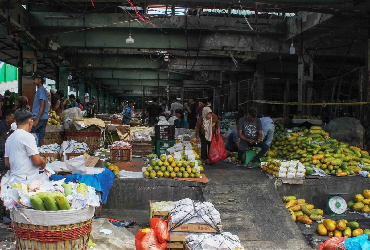 FOTO: Aktivitas Pedagang Buah Kramat Jati Kembali Berjalan Usai Kebakaran