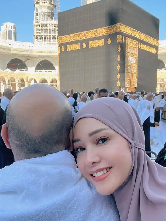"Tetap menjadi suami yang menyenangkan dan lucu seperti biasa ya suamiku," pintanya. "Terimakasih selalu menjadikan aku RATU mu," lanjut Maia. [Foto: Instagram/maiaestiantyreal]