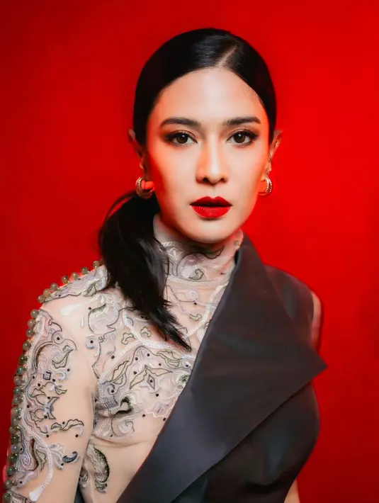 Baik saat menghadiri acara formal seperti festival film maupun sekadar pemotretan, Dian selalu mampu memadukan lipstik merah dengan berbagai gaya busana. [@therealdisastr].