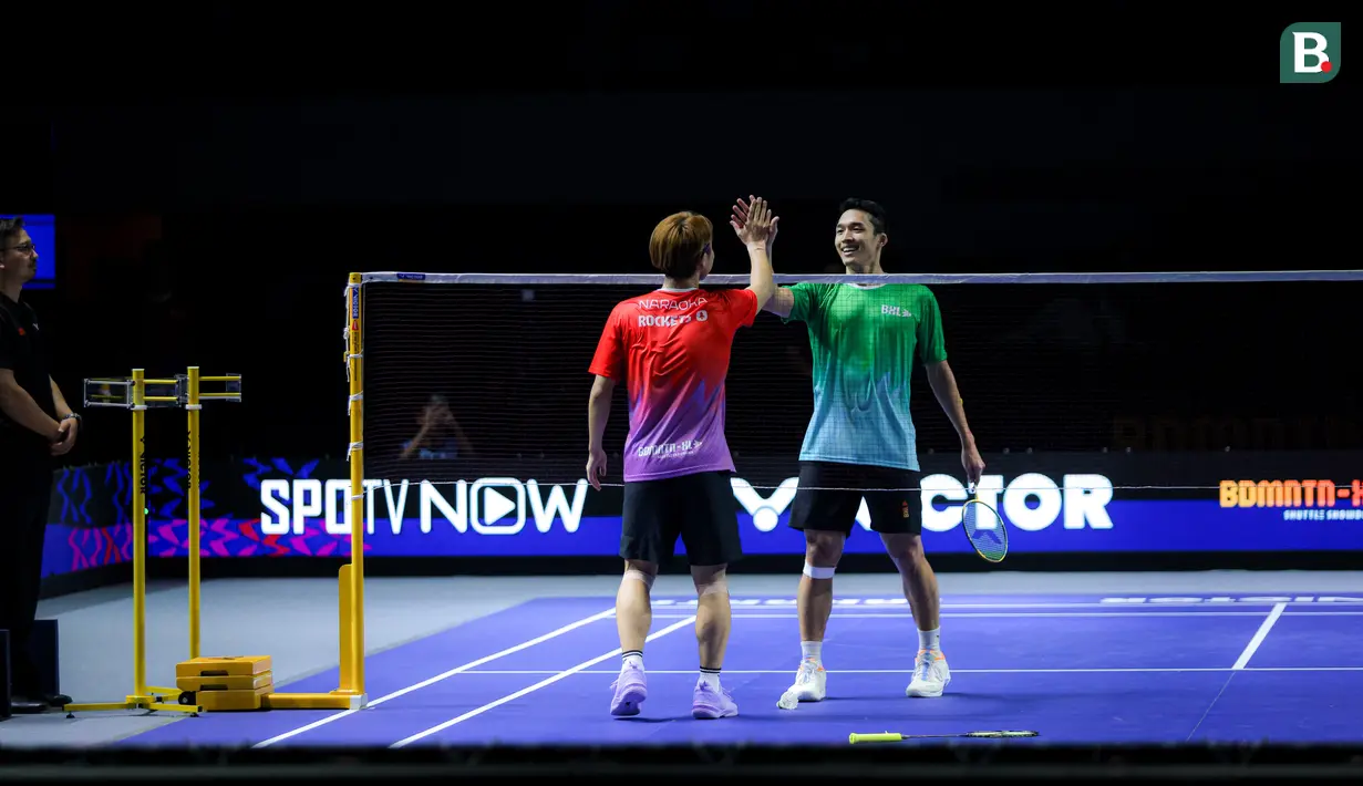 Jonatan Christie (kanan) dari tim Blitzers bersalaman dengan Kodai Naraoka dari tim Rockets setelah kekalahannya dalam laga Badminton XL 2025 di Istora Senayan, Jakarta, Jumat (03/10/2025). (Bola.com/Bagaskara Lazuardi)