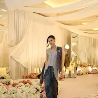 Pada foto yang dibagikan, Anya Geraldine mengenakan kebaya kutubaru modern dengan detail payet dan bordir berkilau yang memberi sentuhan glamor tanpa terlihat berlebihan. [@anyageraldine].