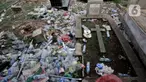Timbunan sampah menutupi makam di TPU Menteng Pulo 2, Jakarta, Senin (9/12/2019). Minimnya kesadaran warga setempat ditambah tidak adanya fasilitas TPA dan perawatan  pengelola TPU menyebabkan kondisi kompleks makam sangat memprihatinkan akibat dipenuhi sampah. (merdeka.com/Iqbal S. Nugroho)