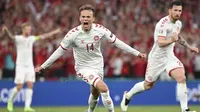 Mikkel Damsgaard melakukan selebrasi setelah mencetak gol pertama bagi timnya ketika pertandingan Grup B Euro 2020 antara Rusia melawan Denmark yang berlangsung di Stadion Parken, Kopenhagen, Denmark pada Senin (21/06/2021). (AP/Pool/Jonathan Nackstrand)