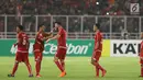 Gelandang Persija, Addison Alves (kedua kiri) menyalami Marko Simic usai memenangi laga melawan Tampines Rovers pada penyisihan grup H Piala AFC 2018 di Stadion GBK, Jakarta, Rabu (28/2). Persija unggul 4-1. (Liputan6.com/Helmi Fithriansyah)