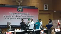Wiranto dan Mahfud MD serah terima jabatan Menko Polhukam.
