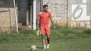 Pemain Persija, Raphael Maitimo masih cedera engkel kanan saat latihan jelang babak 8 besar Piala Jenderal Sudirman di Lapangan Sawangan, Depok, Jawa Barat, Senin (7/12/2015). (Bola.com/Vitalis Yogi Trisna) 