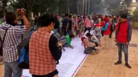 Warga Jambi menggelar aksi tanda tangan massal memprotes kabut asap (Bangun Santoso/Liputan6.com)