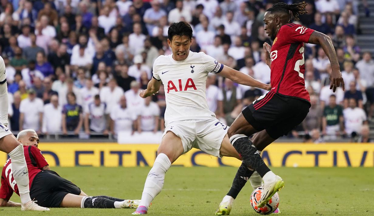 Pemain Tottenham Hotspur, Son Heung-min (tengah) berebut bola dengan pemain Manchester United, Aaron Wan-Bissaka pada laga pekan kedua Liga Inggris 2023/2024 di Tottenham Hotspur Stadium, London, Inggris, Minggu (20/08/2023) WIB. (AP Photo/Alberto Pezzali)