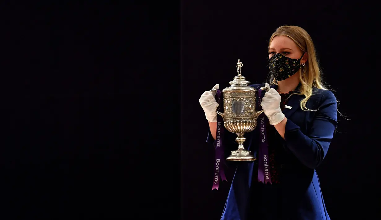 Trofi Piala FA merupakan trofi termahal kedua saat ini yaitu harga 1,18 juta dolar AS atau setara Rp17,1 miliar karena terbuat dari emas dan perak murni. Piala FA merupakan salah satu turnamen paling bergengsi bagi klub-klub di Inggris. (Foto: AFP/Glyn Kirk)