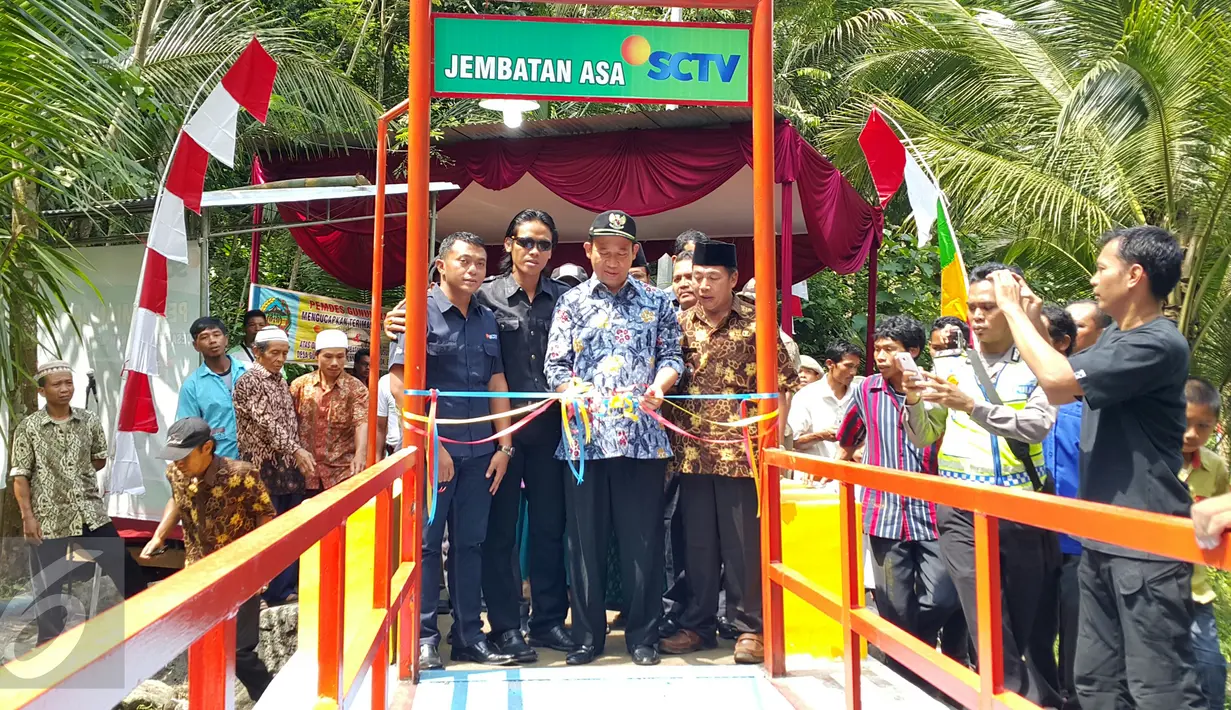Peresmian Jembatan Asa SCTV ke-9 di Desa Gunung Luhur Kecamatan, Cilongok, Kabupaten Banyumas, Jawa Tengah, Minggu (3/4/2016). Bupati Banyumas Achmad Husein hadir dalam acara peresmian tersebut. (Liputan6.com)