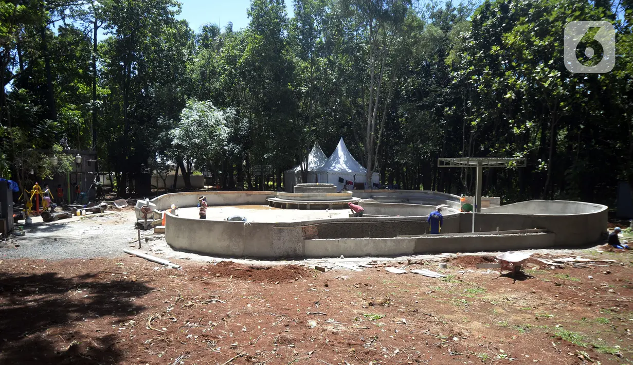 Pekerja menyelesaikan pembangunan taman bermain anak-anak untuk melengkapi fasilitas di Taman Kota 1, Tangerang Selatan, Banten, Selasa (1/12/2020). Kawasan terbuka hijau ini dilengkapi jogging trek, bangku taman, gazebo, arena skateboard, dan tempat bermain anak-anak. (merdeka.com/Dwi Narwoko)