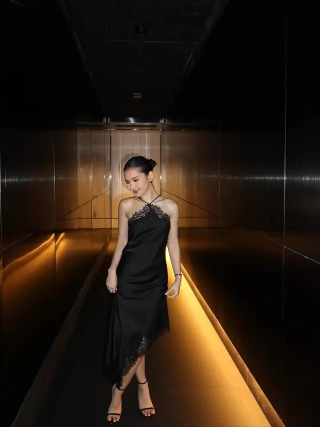 Pesona Sandrinna dengan Dress Hitam