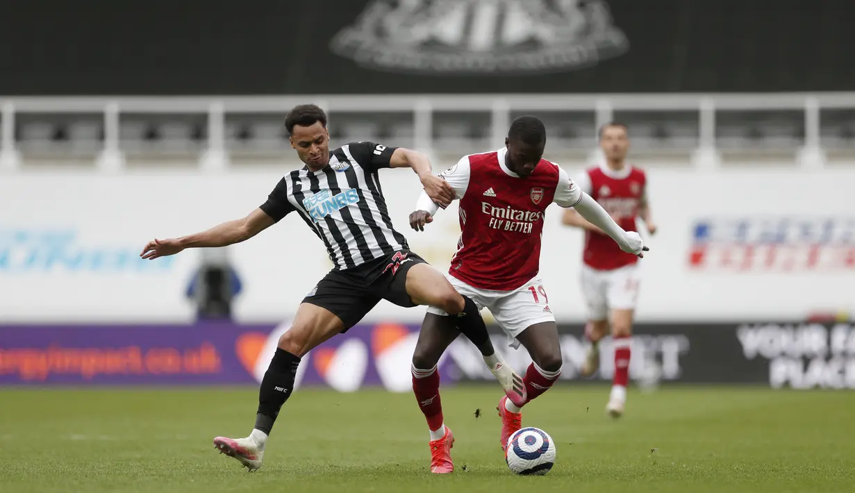 Gelandang Newcastle United, Jacob Murphy berusaha merebut bola dari penyerang Arsenal, Nicolas Pepe pada pertandingan lanjutan Liga Inggris di stadion St James 'Park, di Newcastle, Inggris, Minggu (2/5/2021). Kemenangan ini membuat Arsenal  menduduki posisi ke-9 klasemen. (Lee Smith/Pool via AP)
