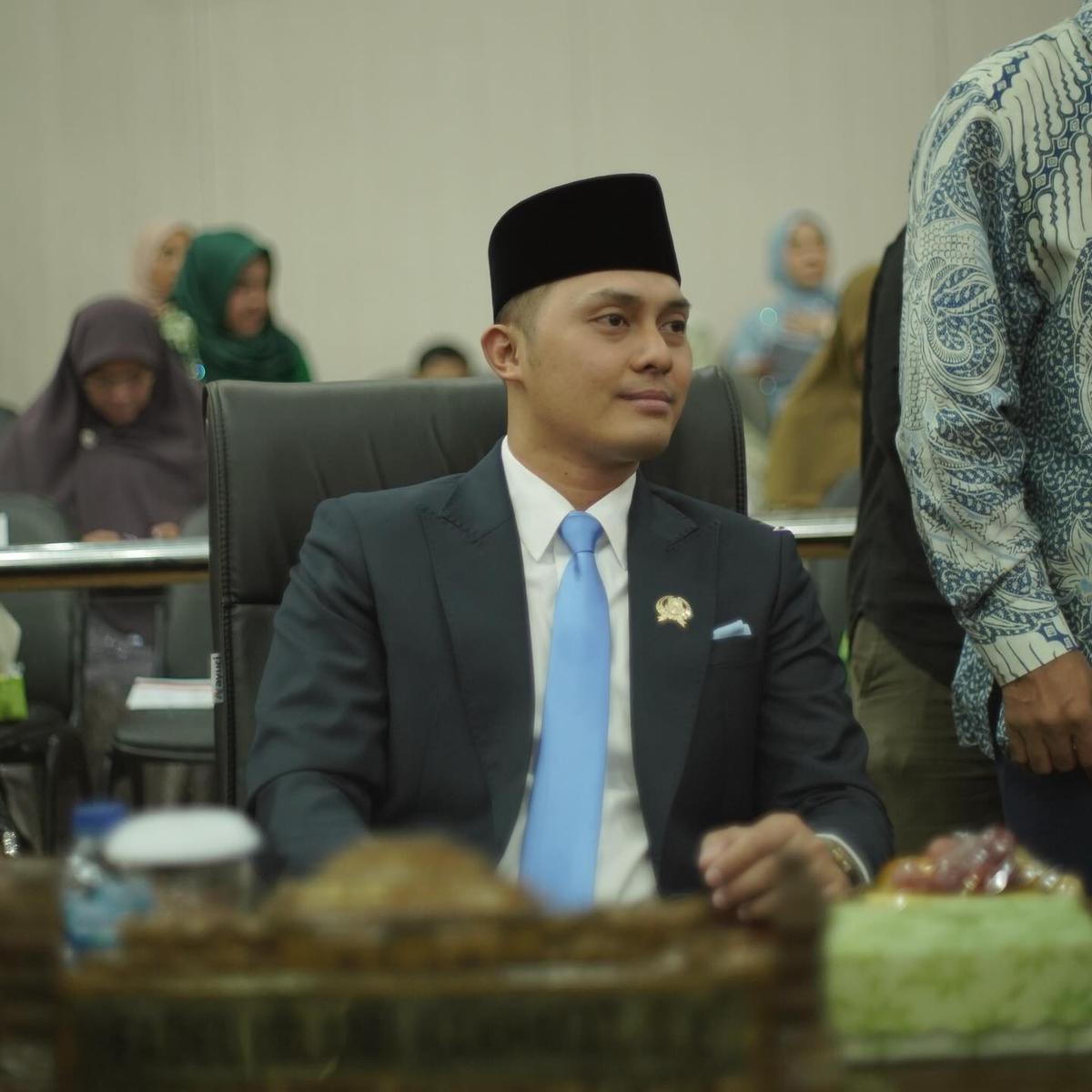 Potret Muzdalifah Dampingi Sang Suami yang Resmi Dilantik jadi Anggota DPRD Provinsi Banten
