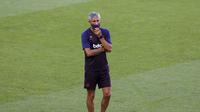 Pelatih Barcelona, Quique Setien melihat para pemainnya berlatih di stadion Da Luz, Lisbon, Portugal (13/8/2020). Barcelona akan bertanding melawan Bayern Munchen pada perempat final Liga Champions di Estadio da Luz. (Rafael Marchante/Pool via AP)