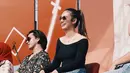 Dalam acara Karnaval SCTV, gadis 17 tahun ini tampil simpel dengan kaus bewarna hitam yang dipadukan dengan celana jeans. Penggunaan kacamata membuat penampilan Haico semakin trendi. (Liputan6.com/IG/@haico.vdv)