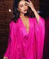 Gaun pink yang dikenakan oleh Priyanka Chopra membuat semua mata tertuju pada pesonanya yang elegant.
