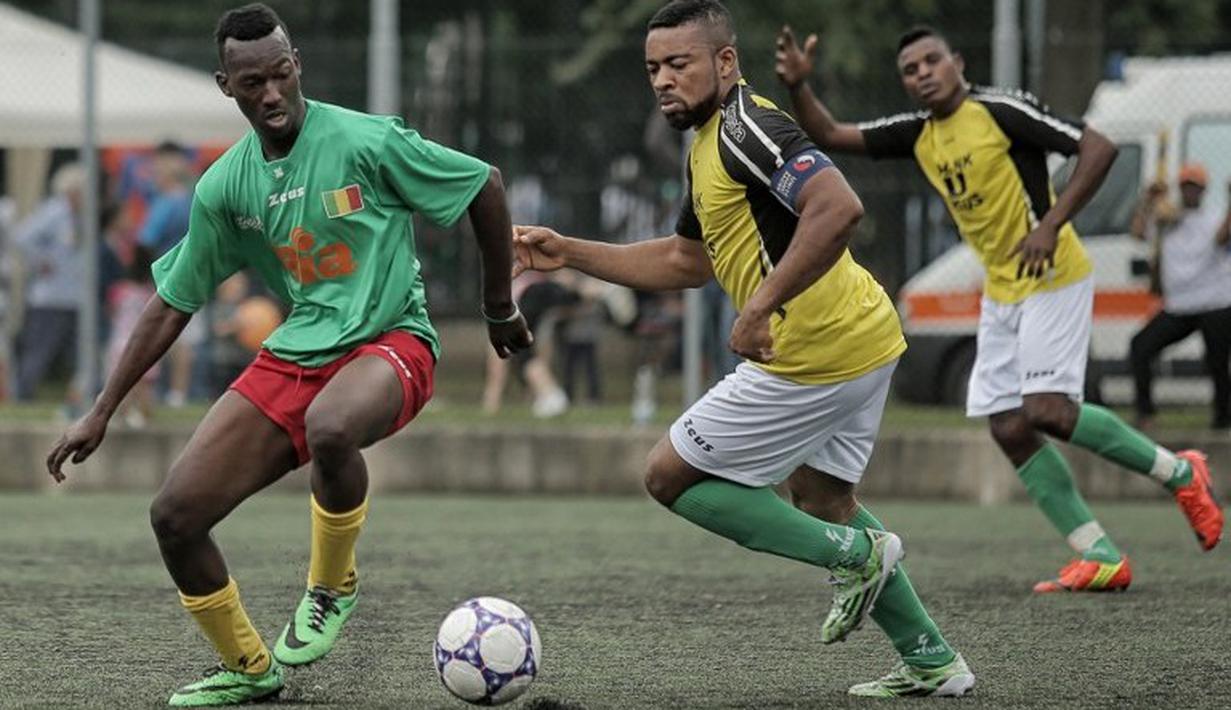 Suasana pertandingan antara Mali melawan Guinea dalam turnamen sepak bola untuk kaum migran dan orang asing bertajuk "Balon Mundial" yang dihelat 6 Juni-5 Juli 2015 di Turin, Italia. (AFP PHOTO/MARCO BERTORELLO)
