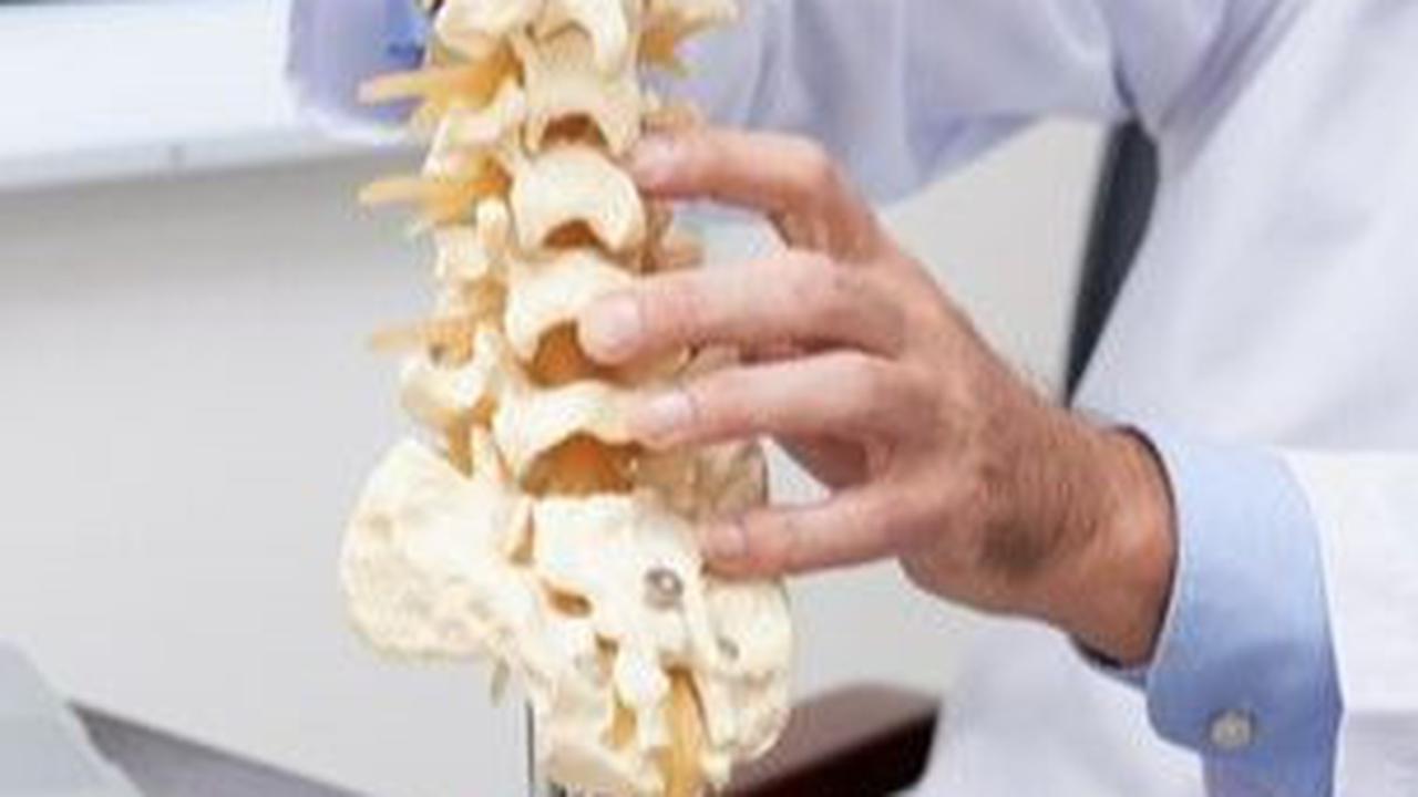 Konsultasi dengan dokter spesialis kedokteran fisik dan rehabilitasi sangat dianjurkan untuk menentukan jenis rehabilitasi yang paling efektif sesuai dengan kondisi dan tingkat keparahan pasien.
