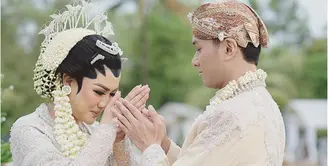 Satu lagi artis melepas masa lajangnya. Setelah sebelumnya ada Raisa, Laudya Cynthia Bella, kali ini Vicky Shu. Vicky resmi dipersunting Ade Imam. Pelataran candi Borobudur menjadi tempat keduanya meresmikan hubungannya. (Instagram/aldiphotoofficial)