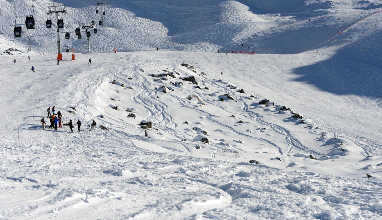 Pemandangan yang diambil pada tanggal 31 Desember 2013 di resor ski Pegunungan Alpen Prancis di Meribel, yang menunjukkan bagian berbatu di antara dua lereng tempat legenda Formula 1, Michael Schumacher mengalami kecelakaan pada tanggal 29 Desember. (AFP/Jean Pierre Clatot)