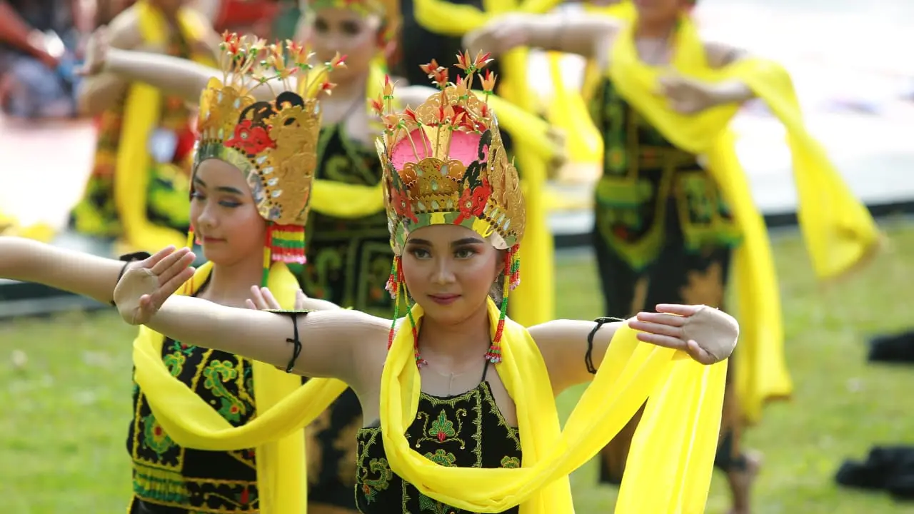 Penari Gandrung Banyuwangi ikuti prosesi meras gandrung di Taman Gandrung Terakota Banyuwangi (Istimewa)