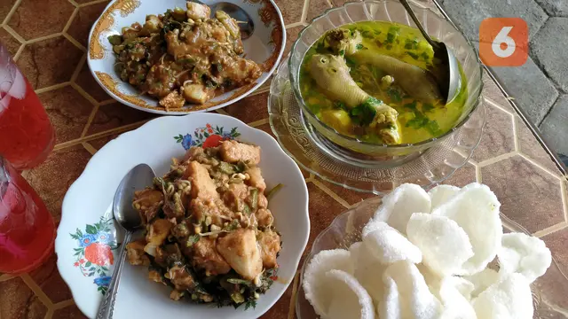 Rujak soto spesial ceker dan kepala ayam ala Mbok Siam. (Hermawan Arifianto/Liputan6.com)