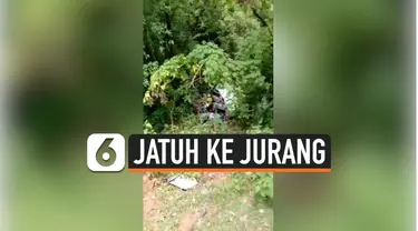 MOBIL BERISI SATU KELUARGA JATUH KE JURANG