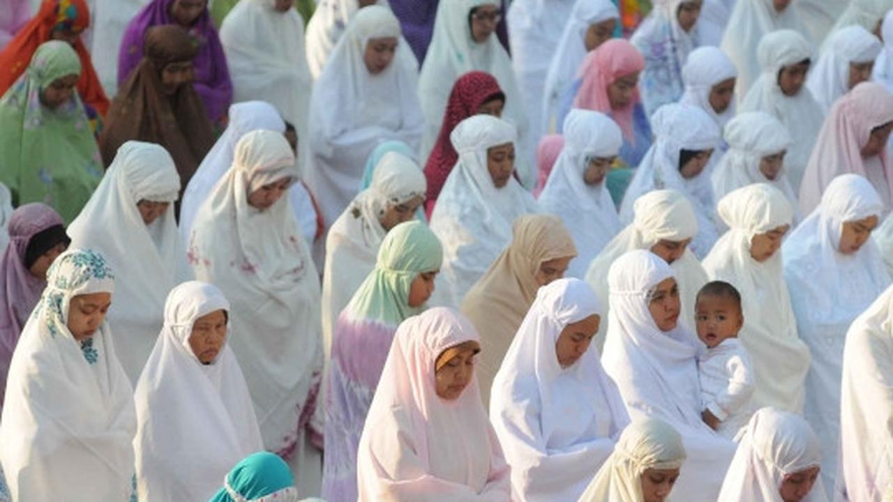 Warga Ibu Kota laksanakan salat Idul Adha di Jalan Salemba